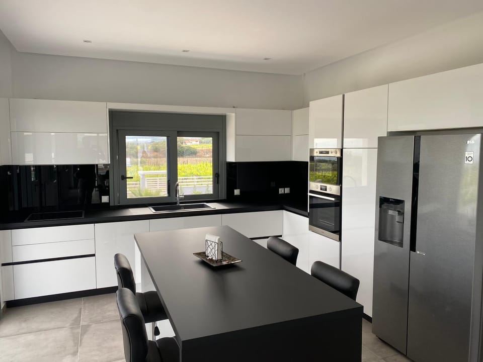 Kitchen or kitchenette, Dining area, dishwasher, minibar, pet friendly, stove