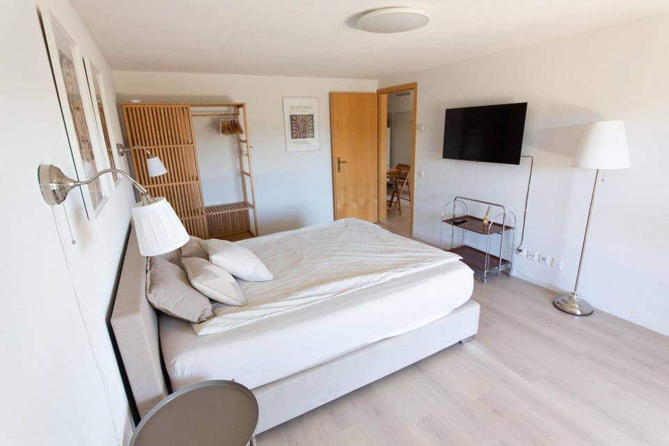 Bed, TV and multimedia, Bedroom, wardrobe