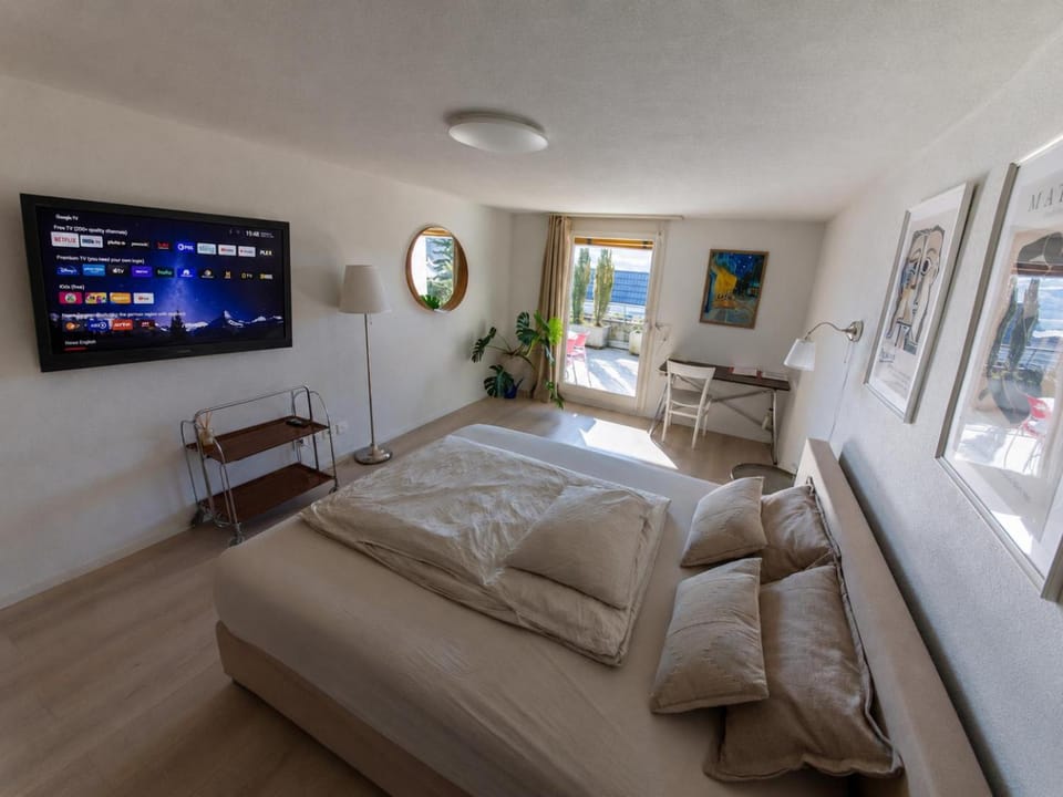 Bed, TV and multimedia, Balcony/Terrace, Bedroom