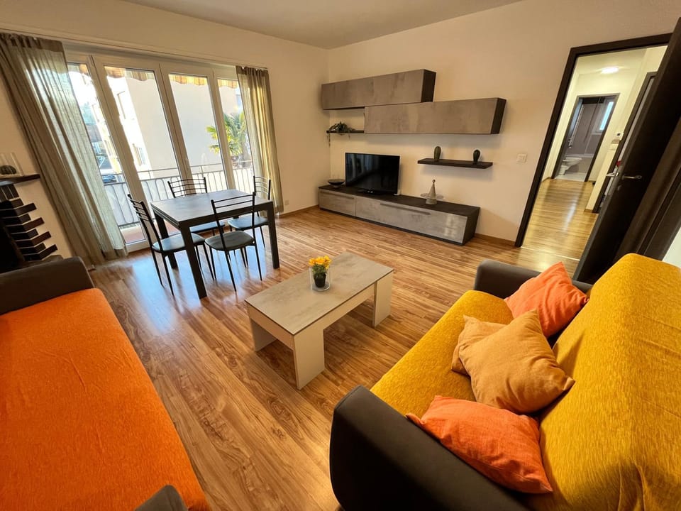 TV and multimedia, Living room, Evening entertainment