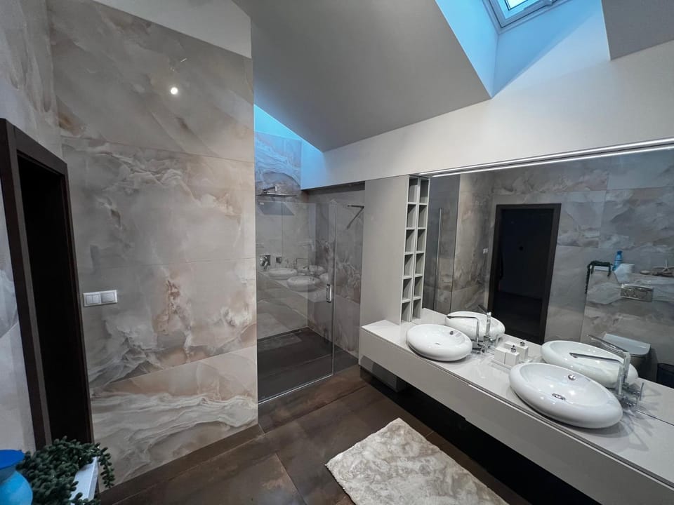Shower, Bathroom, Bedroom, towels