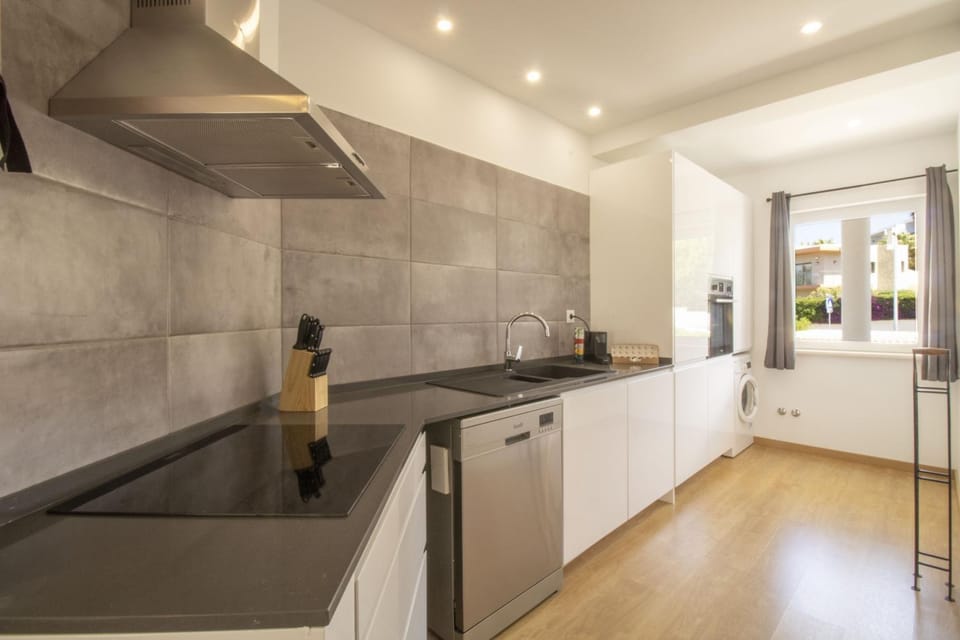 Kitchen or kitchenette, dishwasher, pet friendly, stove, washing machine