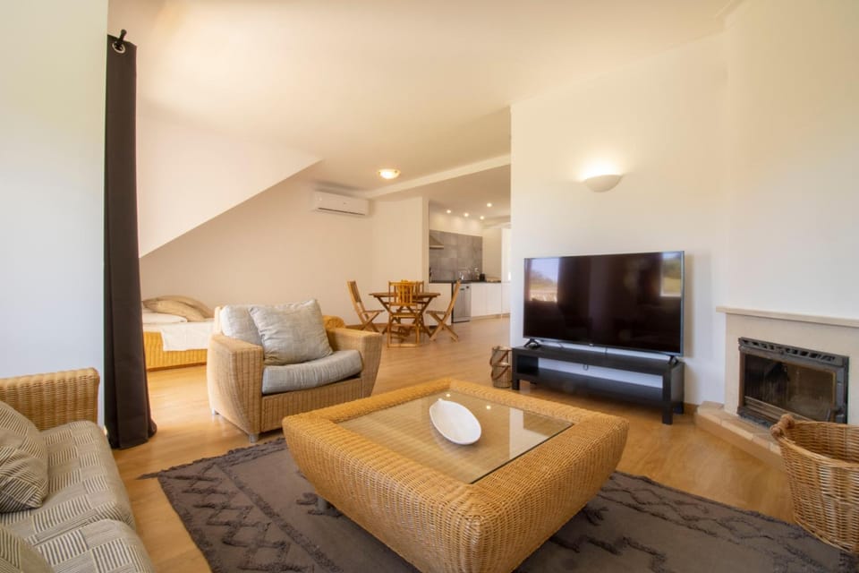 TV and multimedia, Living room, Seating area, flat iron