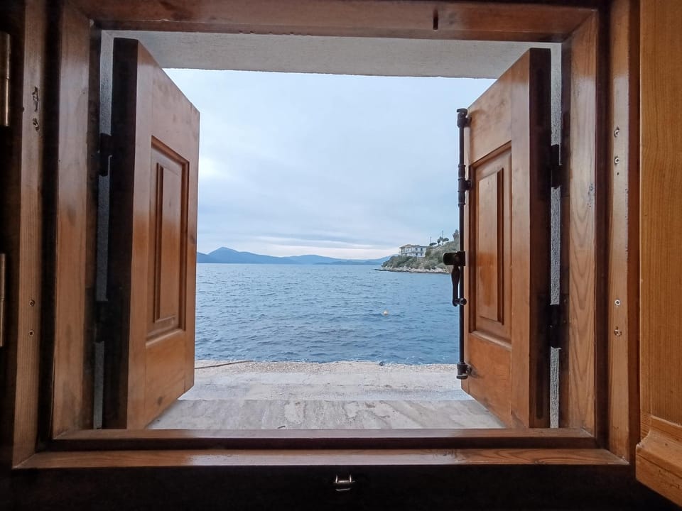 Sea view, Street view