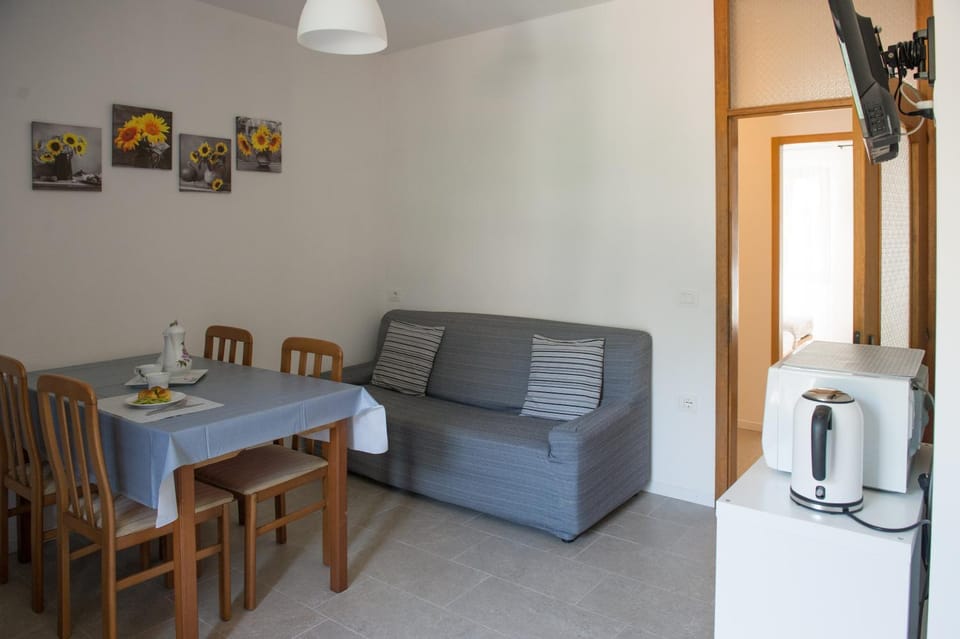 SunFlower Apartment in Tenno