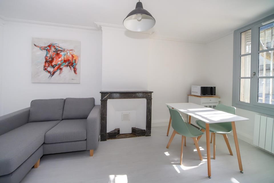 Living room, Seating area, Dining area, fireplace, hair dresser, locker