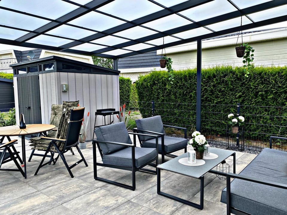 Ferienhaus LuxChalet #VAJU Lathum# am See, Strand, Pool, Nationalpark House in Gelderland, Netherlands