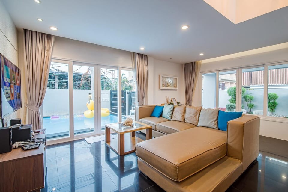 TV and multimedia, Living room, Seating area