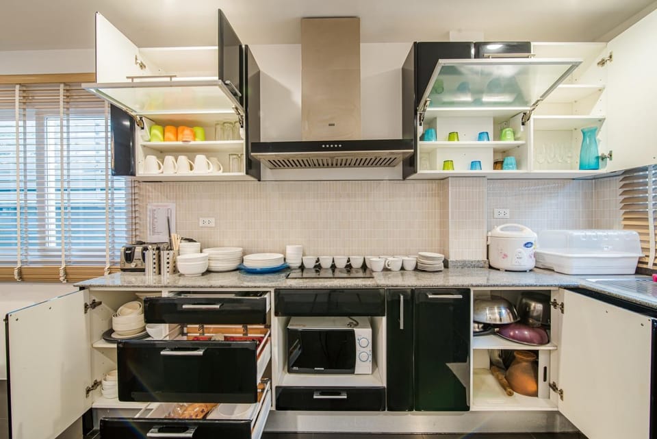 Coffee/tea facilities, Kitchen or kitchenette, minibar, oven, stove