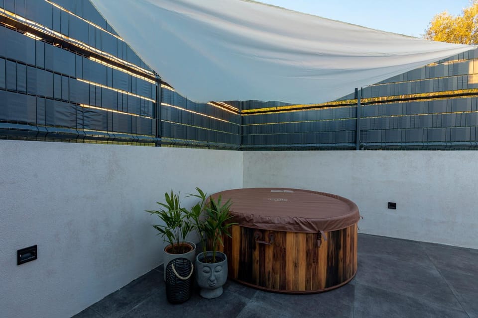 Patio, Day, Hot Tub