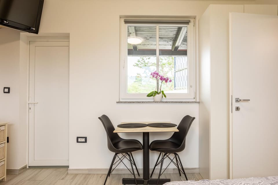 Seating area, Dining area, Breakfast