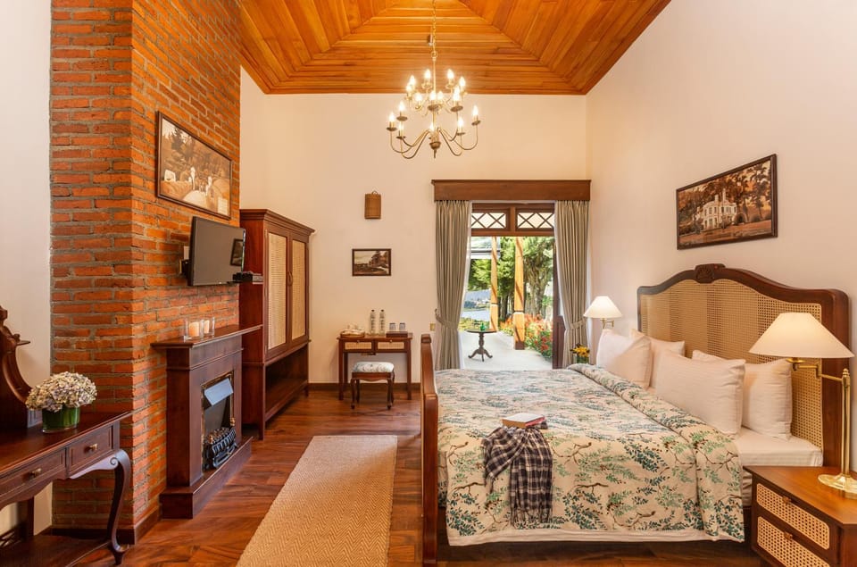 Bed, TV and multimedia, Bedroom, Lake view