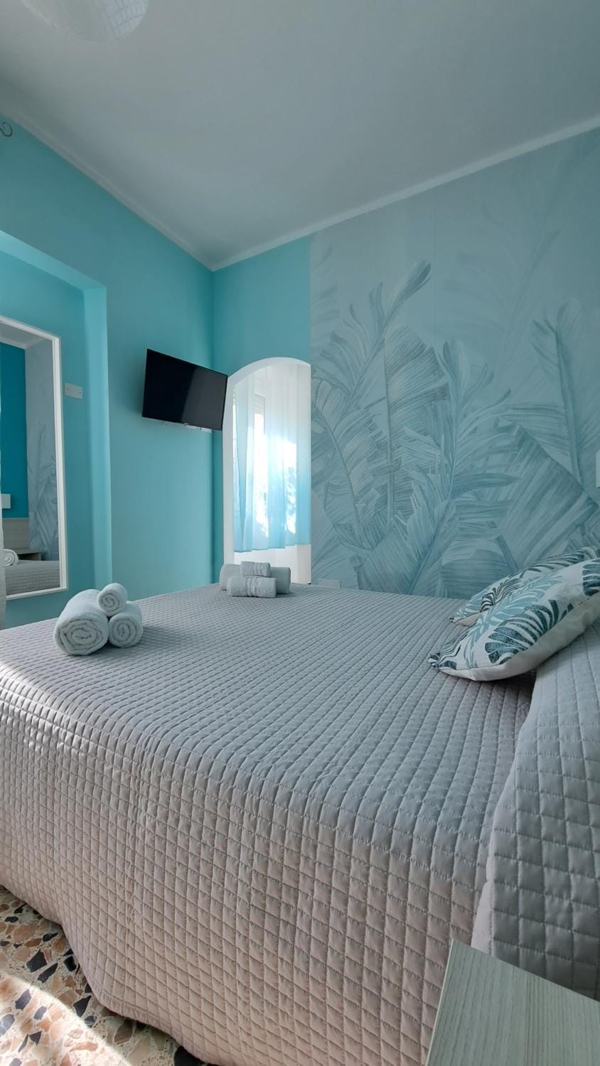 Bed, TV and multimedia, Photo of the whole room, Bedroom