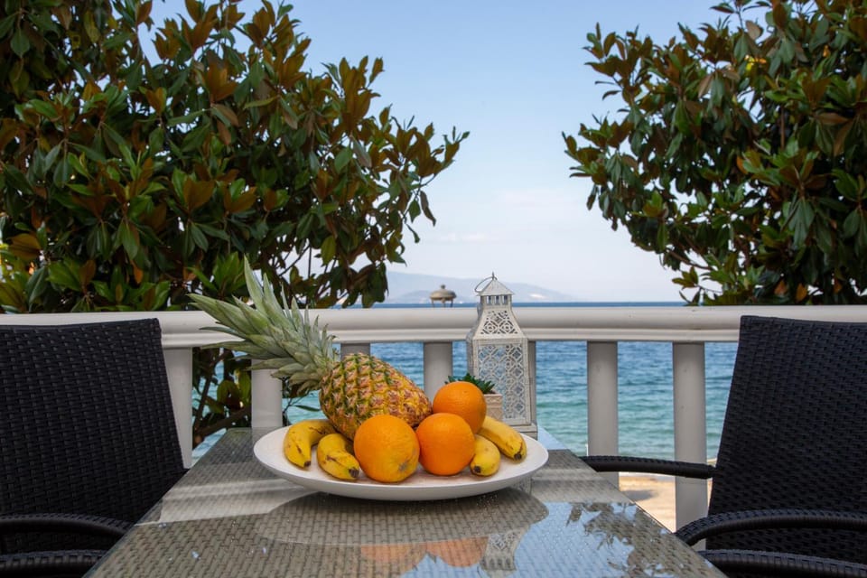 Day, Natural landscape, View (from property/room), Balcony/Terrace, Food and drinks, Seating area, Food, Sea view