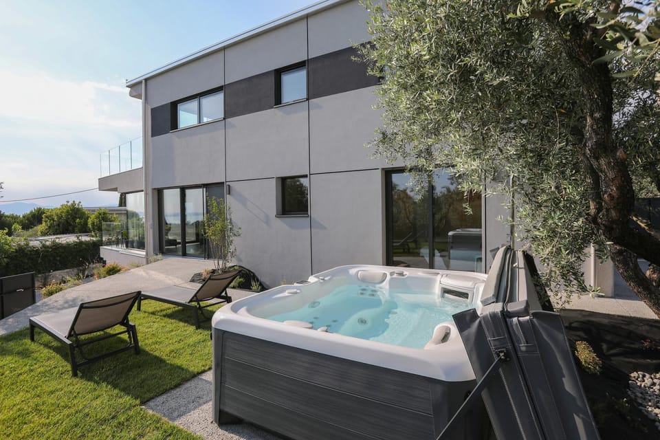 Hot Tub, Garden view