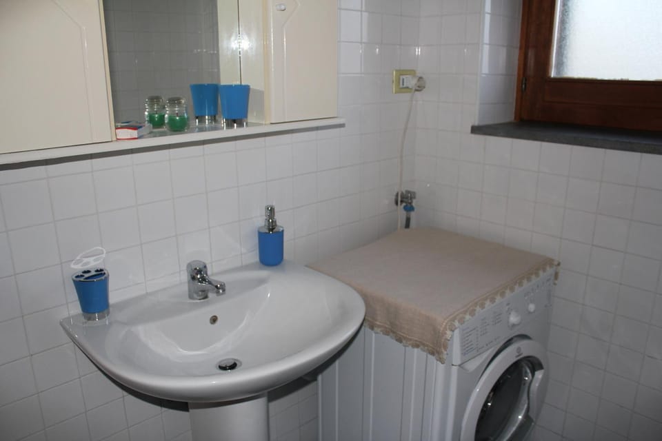 Bathroom, washing machine