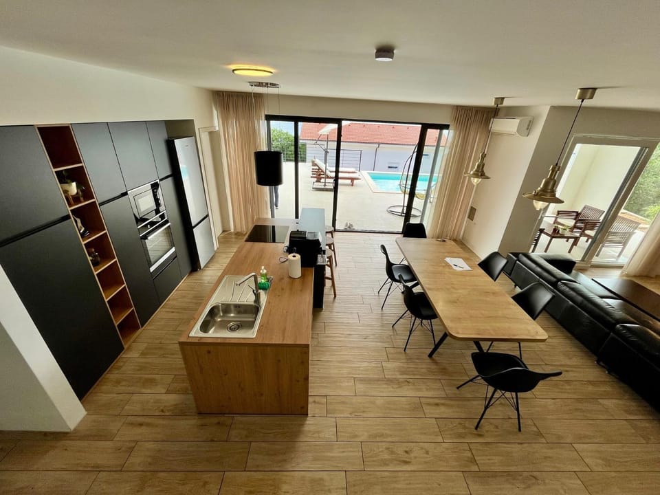 Kitchen or kitchenette, Living room, Seating area, Dining area, Pool view, Swimming pool, minibar, pet friendly, stove
