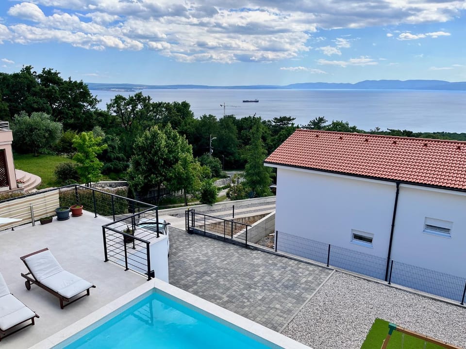 Natural landscape, View (from property/room), Balcony/Terrace, Sea view, Swimming pool, sunbed