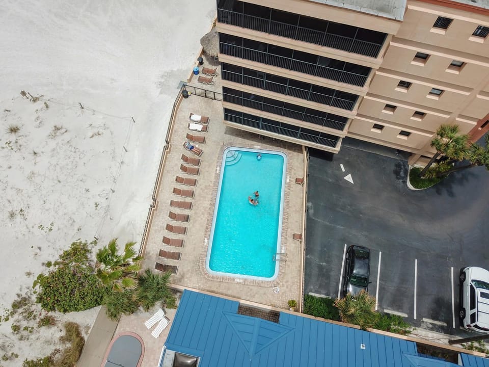 Bird's eye view, Pool view