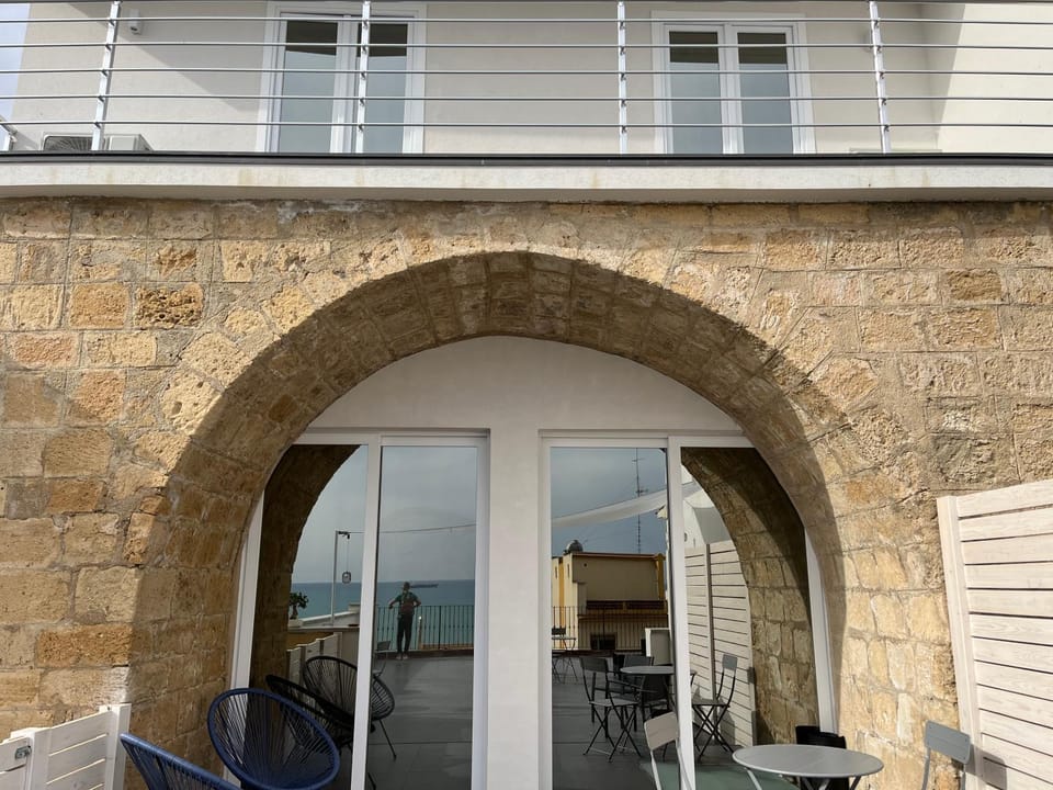Property building, Patio, Balcony/Terrace