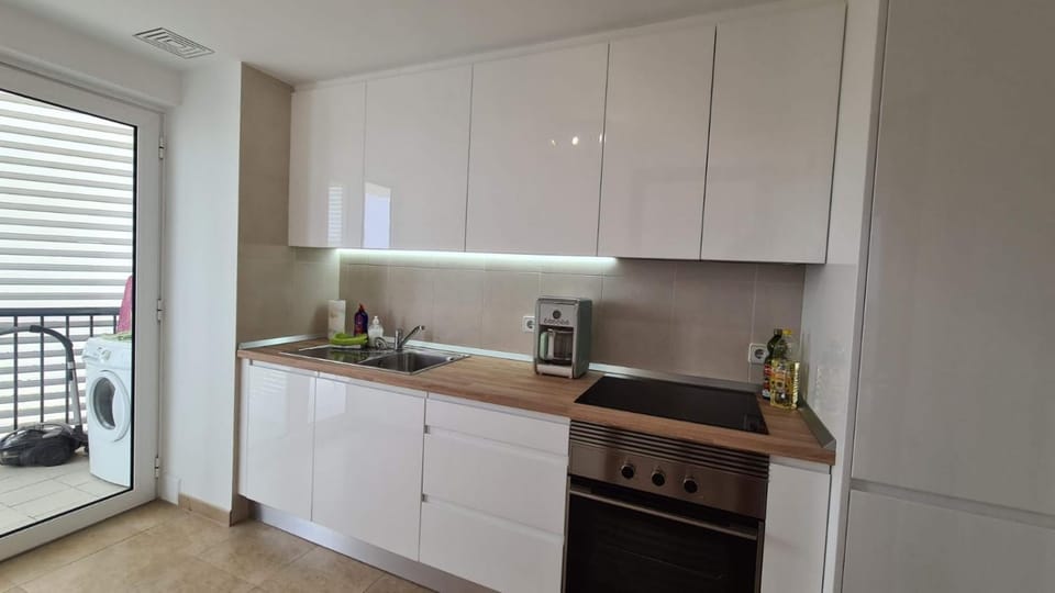 Coffee/tea facilities, Kitchen or kitchenette, stove
