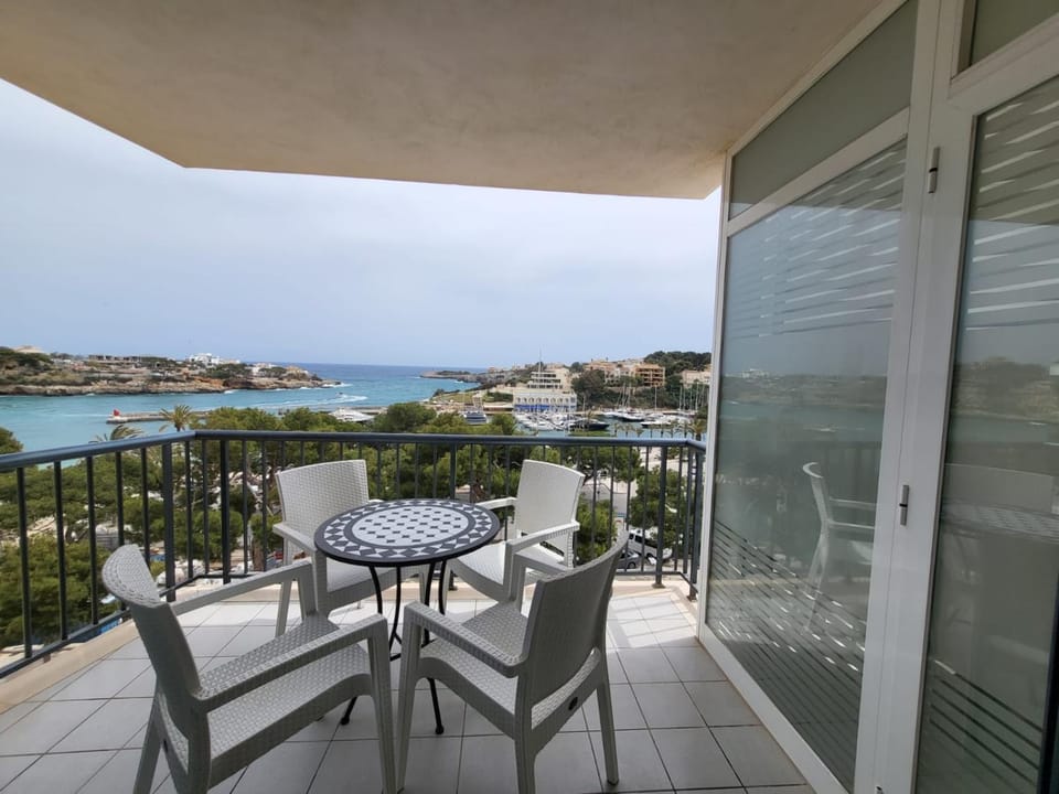 View (from property/room), Balcony/Terrace, Seating area, Dining area, Lake view, Sea view