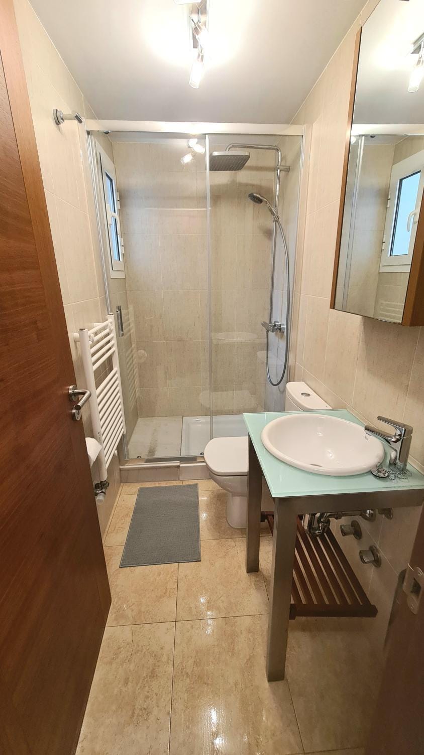 Shower, Toilet, towels