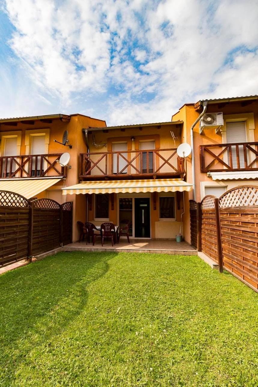 Property building, Garden, Balcony/Terrace, Garden view