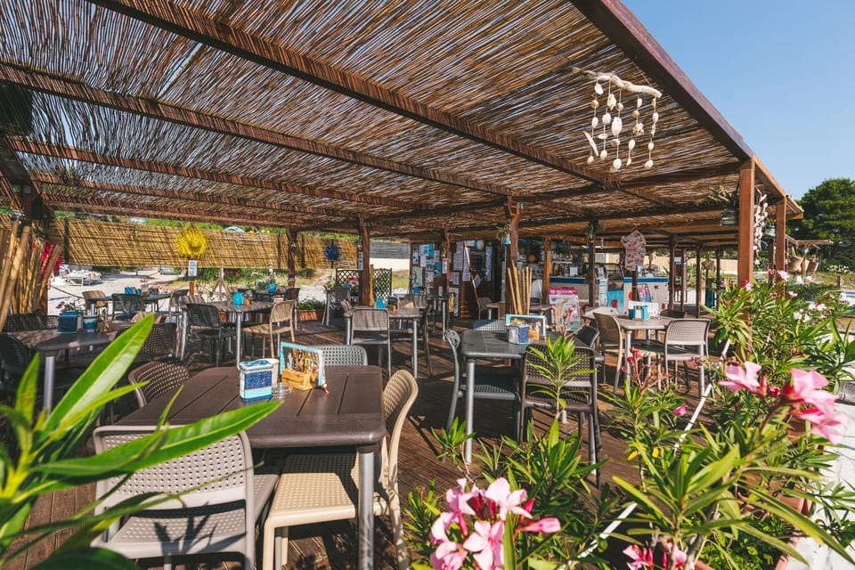 Restaurant/places to eat, Lounge or bar