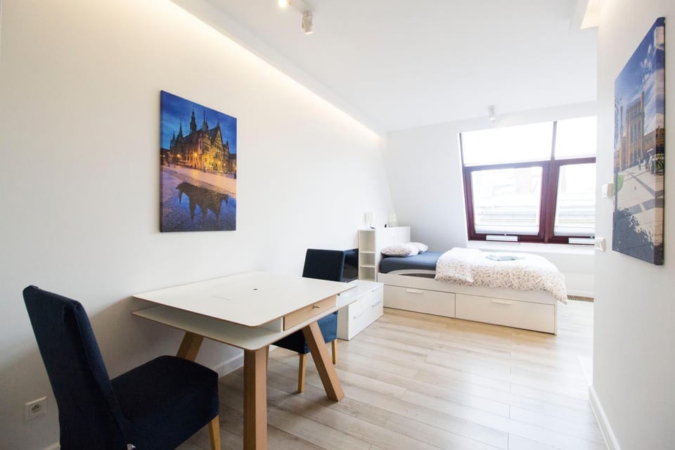 Bed, Living room, Photo of the whole room, Dining area, Bedroom, hair dresser