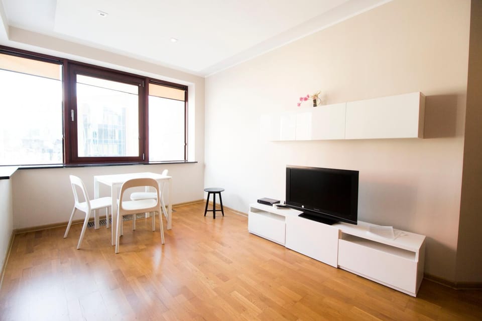 Communal lounge/ TV room, TV and multimedia, Living room, Seating area, City view