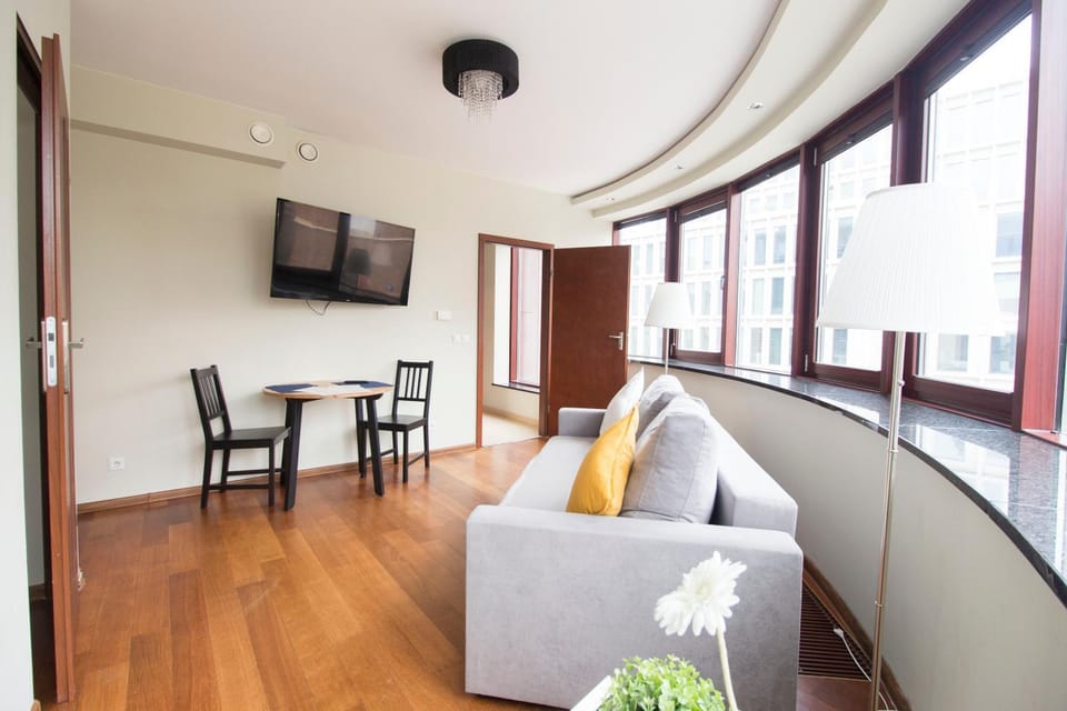 Communal lounge/ TV room, TV and multimedia, Living room, Seating area, Dining area, City view