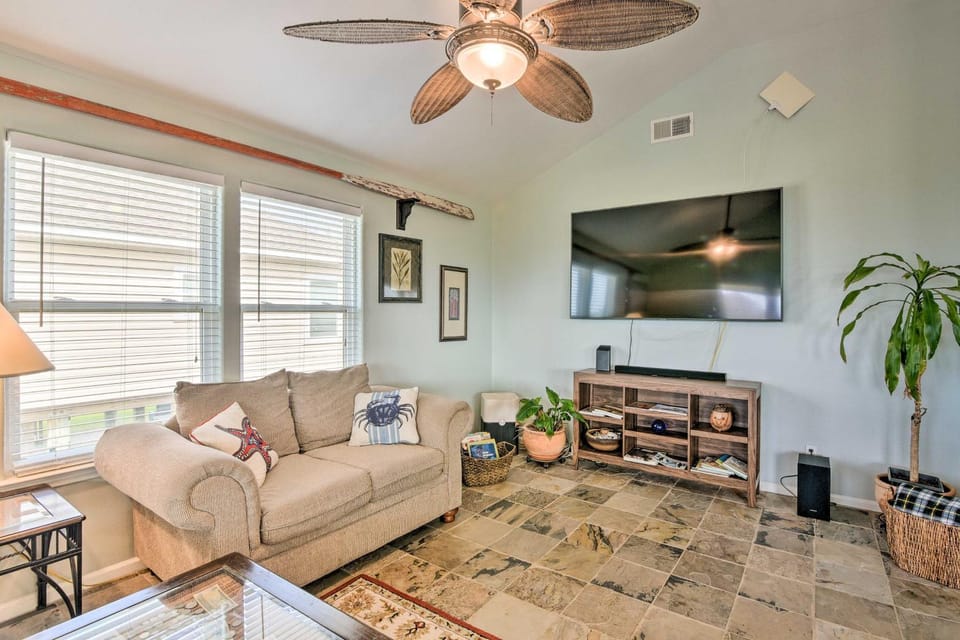 Unwind Poolside, Walk to Beach! Galveston Retreat House in Galveston Island