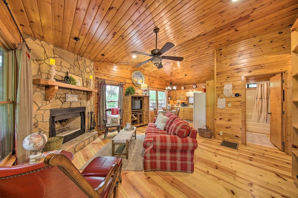 Peaceful Blue Ridge Cabin w/ Decks & Fire Pit Cabin in Georgia
