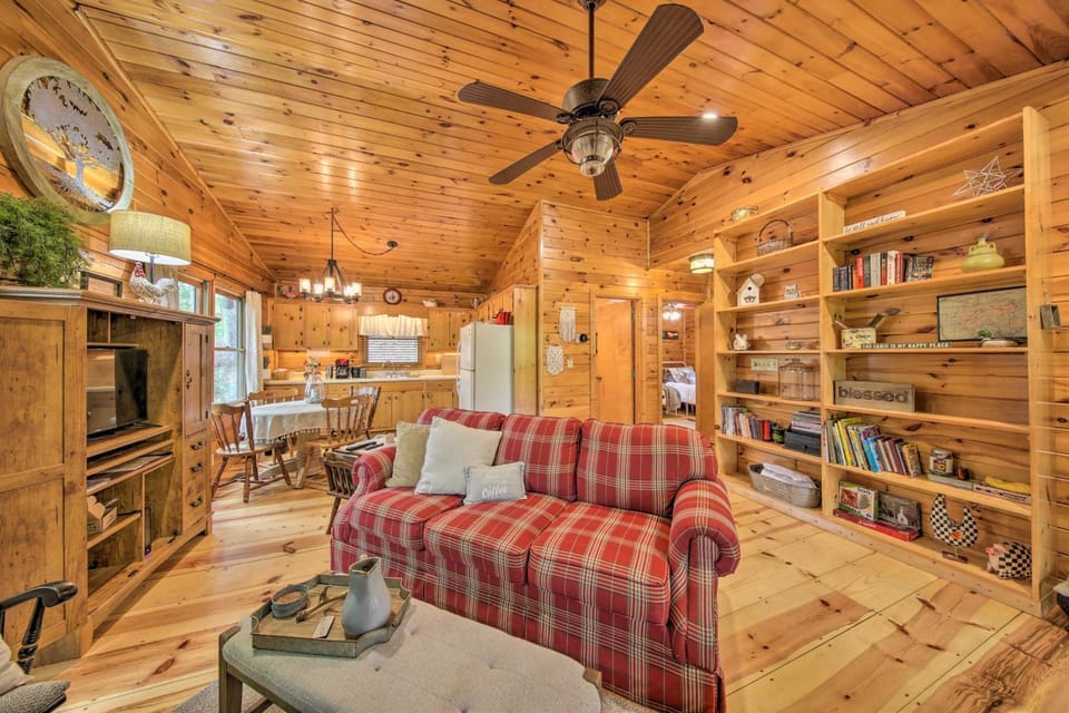 Peaceful Blue Ridge Cabin w/ Decks & Fire Pit Cabin in Georgia