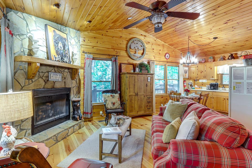 Peaceful Blue Ridge Cabin w/ Decks & Fire Pit Cabin in Georgia