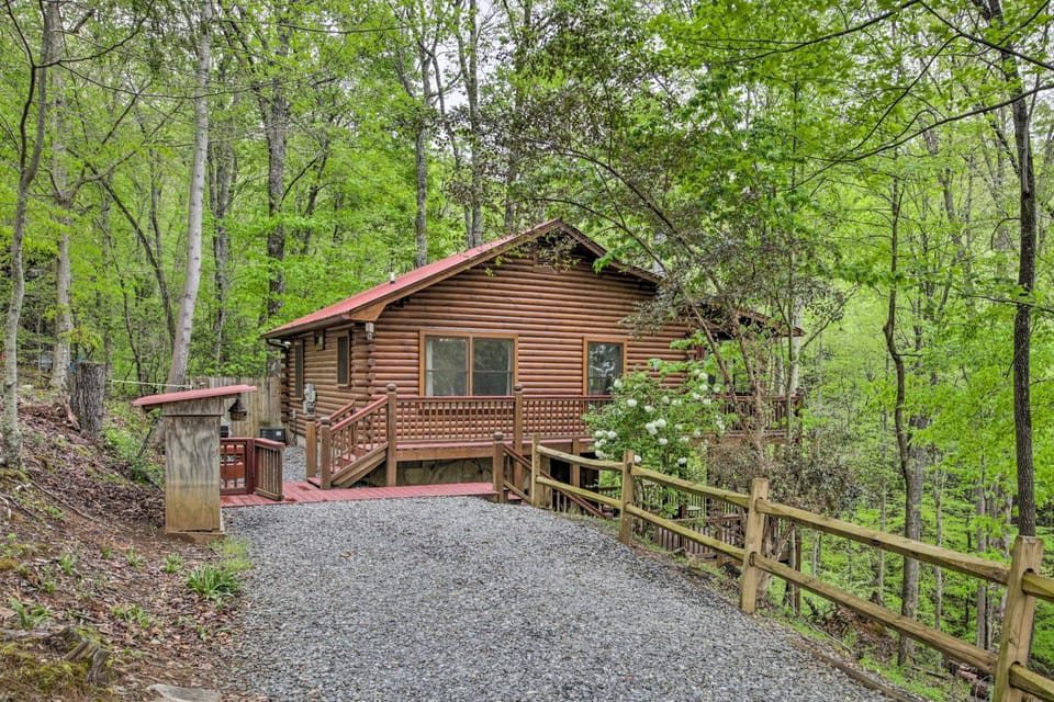 Peaceful Blue Ridge Cabin w/ Decks & Fire Pit Cabin in Georgia