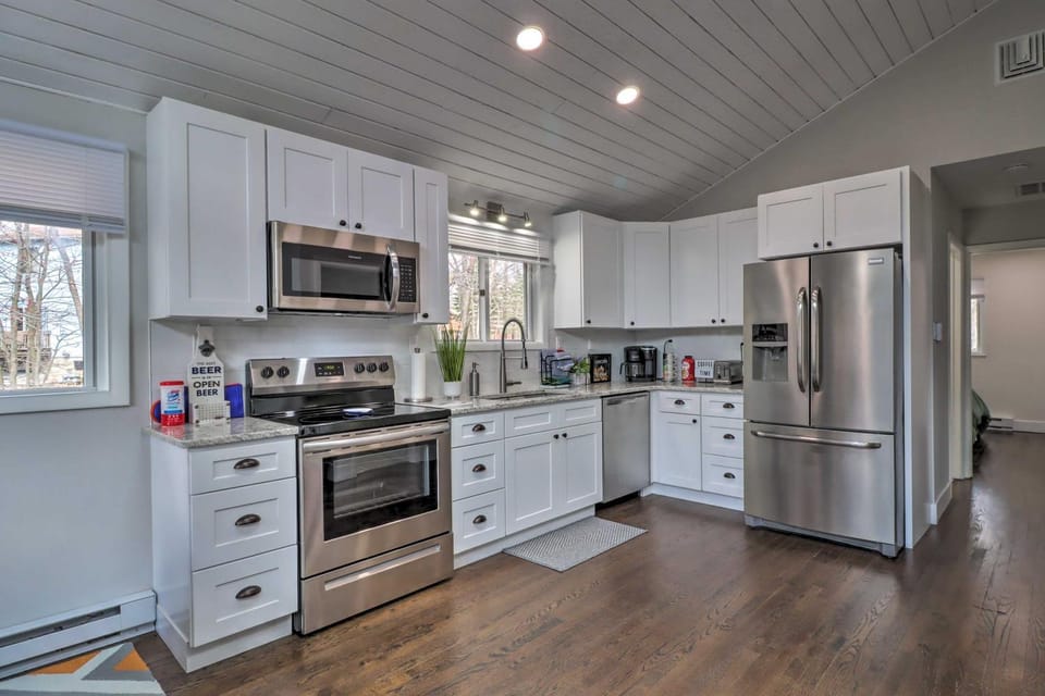 6 Mi to Camelback Slopes! Home w/ Game Room House in Pocono Mountains
