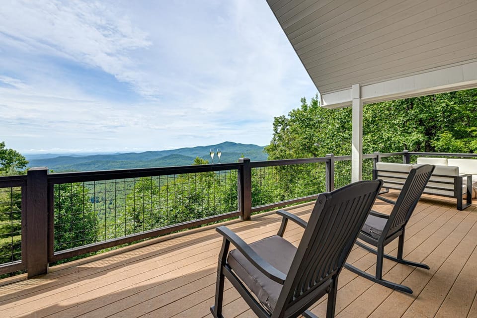 Ski & Unwind Fireside: Highlands Gem w/ Game Room! House in North Carolina