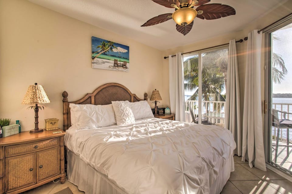 Private Balcony & Pool Access: Bayfront Retreat House in Seminole