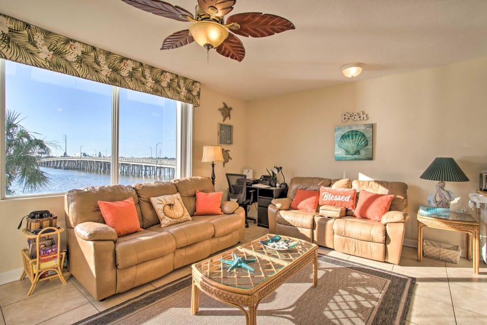 Private Balcony & Pool Access: Bayfront Retreat House in Seminole