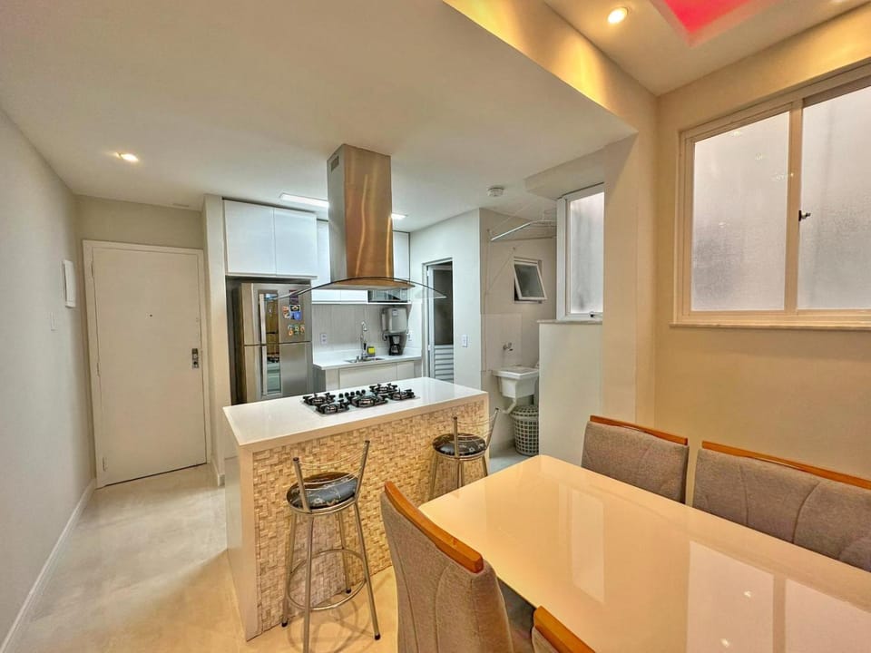Kitchen or kitchenette, Dining area, minibar, oven, stove