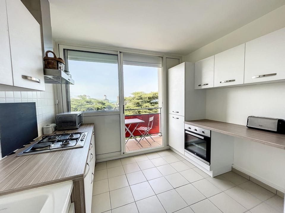 Appartement spacieux près de la plage et commerces, 4 couchages - FR-1-361-433 Apartment in Granville