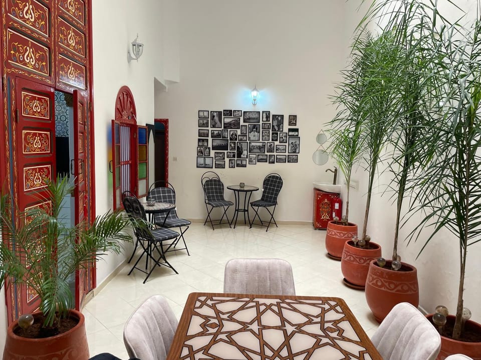 Patio, Restaurant/places to eat, Breakfast, Continental breakfast, Sunrise, Sunset, Inner courtyard view