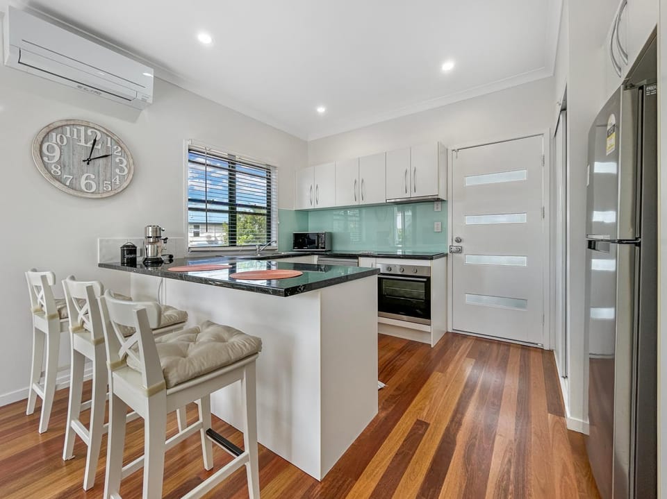 Dining area, dishwasher, minibar, pet friendly, stove, toaster, kitchen, air conditioner