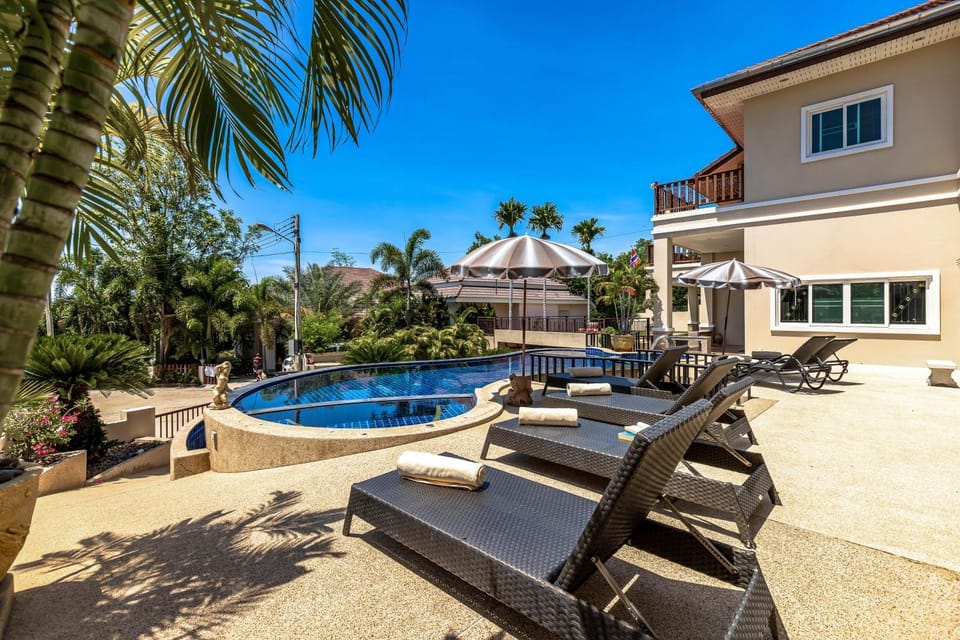 5 Bedroom Pool Villa Close To Town H5 Villa in Hua Hin District