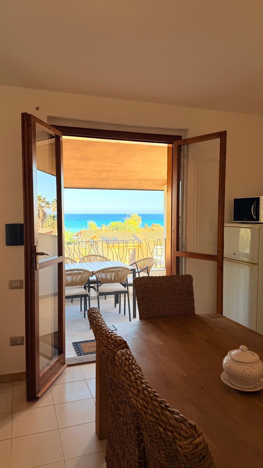 Kitchen or kitchenette, Dining area, Sea view