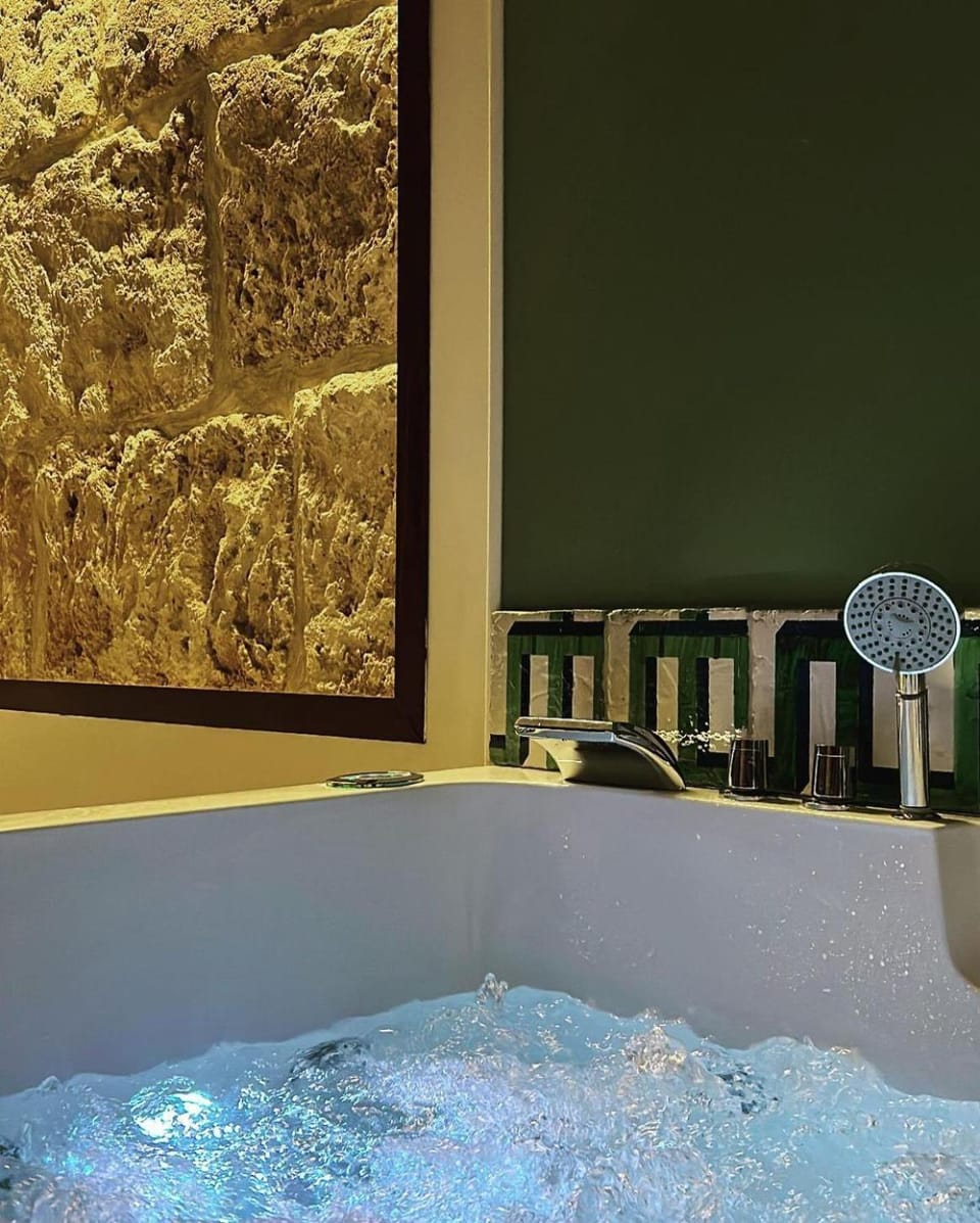 Bathroom, TV and multimedia