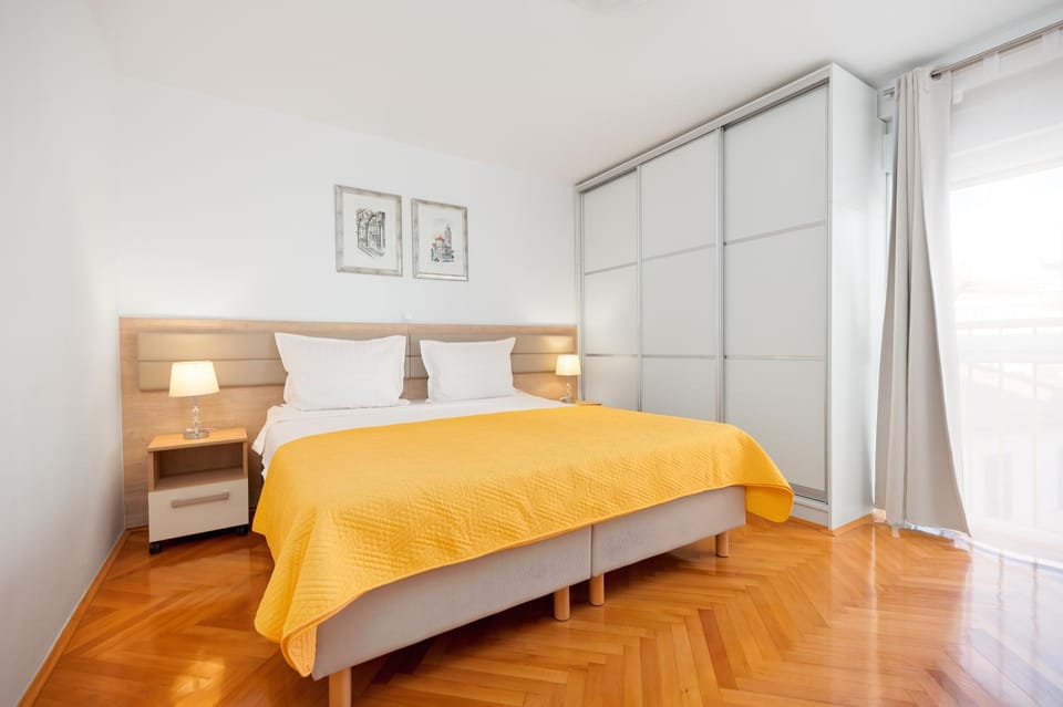 Bed, Day, Photo of the whole room, Bedroom, wardrobe