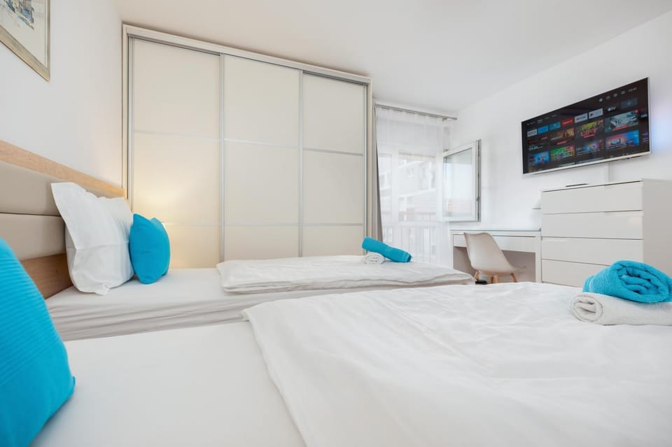 Bed, TV and multimedia, Photo of the whole room, Bedroom, towels, wardrobe